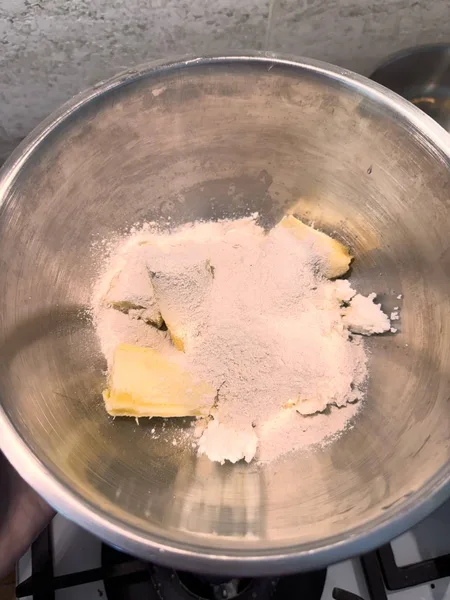 Шаг 4: Вмешайте муку и соль