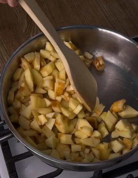 Шаг 5: Быстро обжарьте яблоки