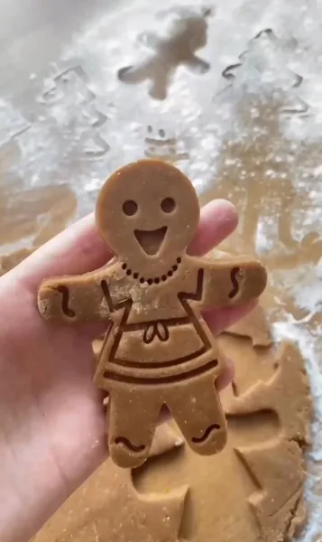 Шаг 8: Раскатайте и вырежьте пряники